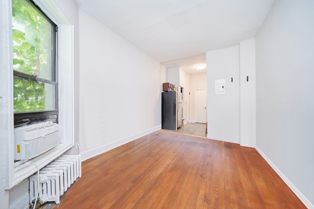 331 W 43rd Street - Photo 2