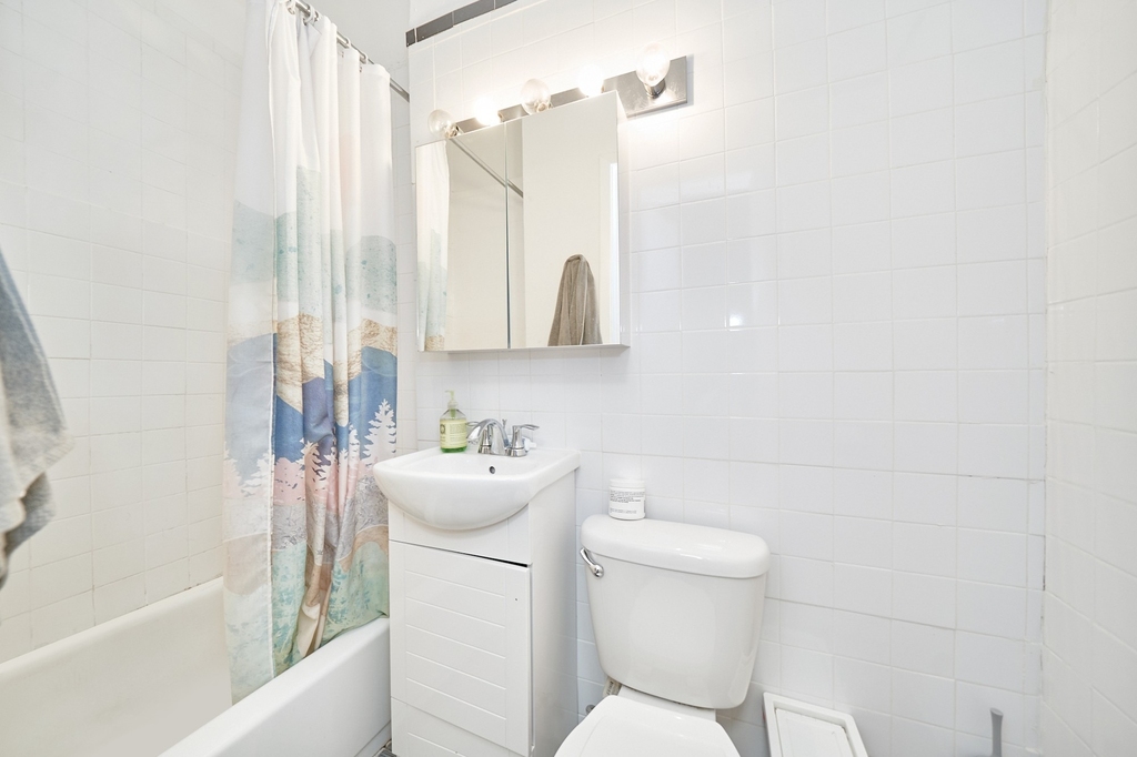 331 W 43rd Street - Photo 8