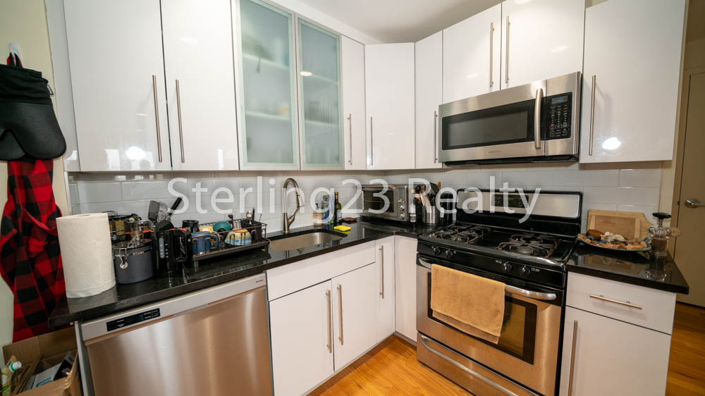 23-15 Astoria Boulevard - Photo 9