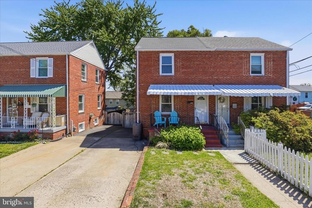 2147 S Oakland Street - Photo 0