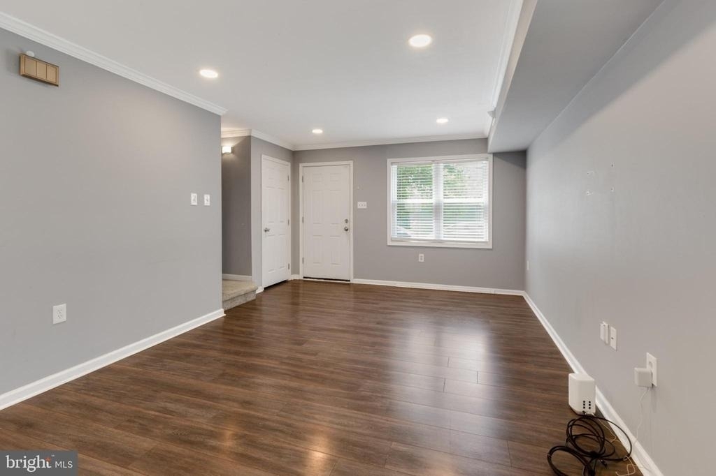 1719 Ridge Avenue - Photo 3