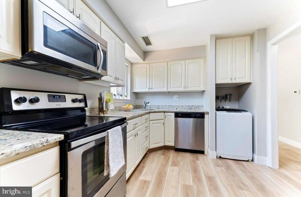 1750 Oakwood Terrace - Photo 2