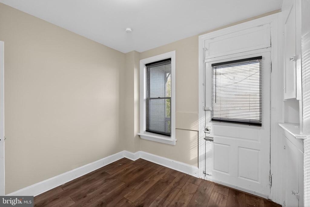 652 Emerald Street - Photo 2