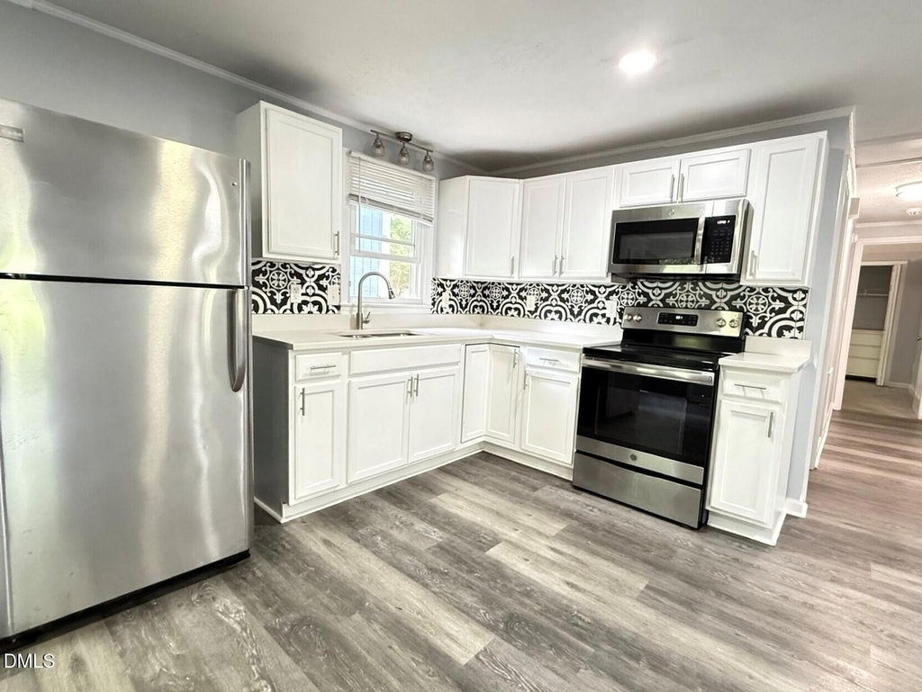 801 Carter Avenue - Photo 3