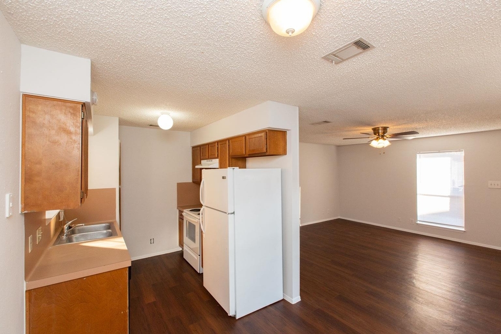 2102 Courtney St - Photo 17