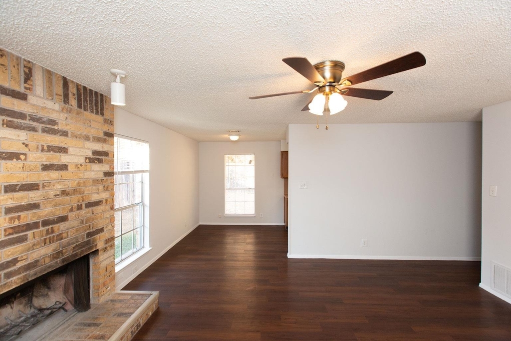 2102 Courtney St - Photo 23