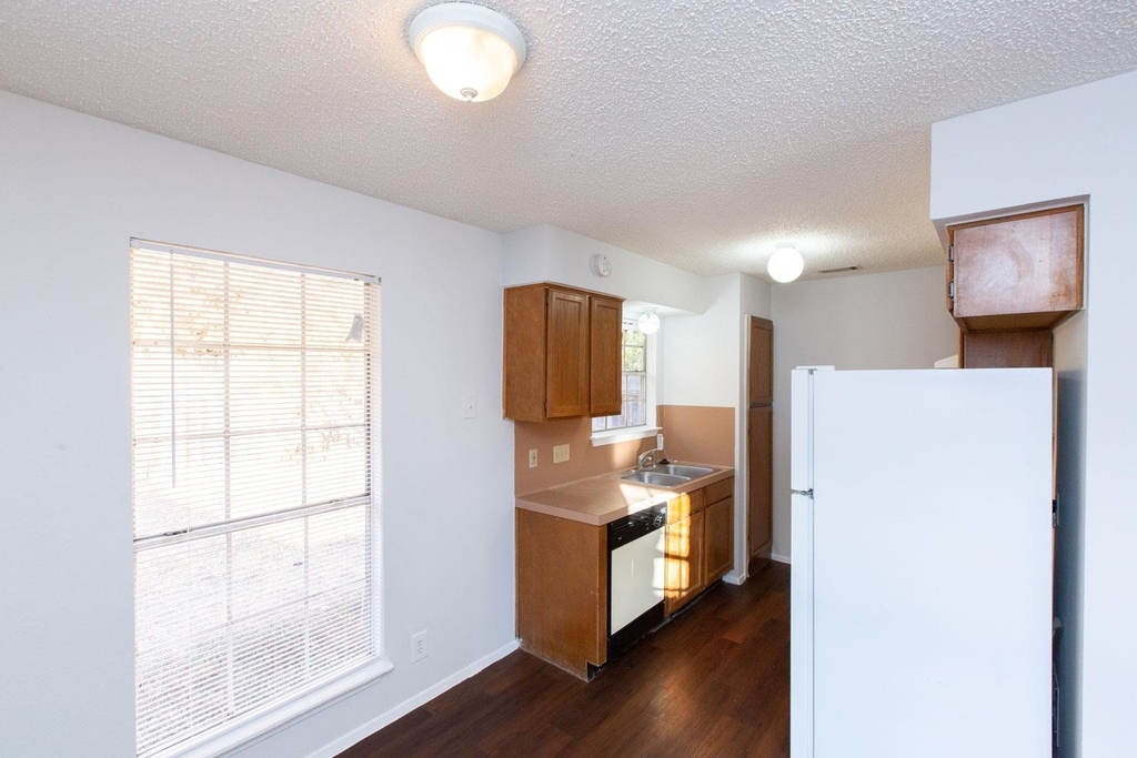 2102 Courtney St - Photo 16