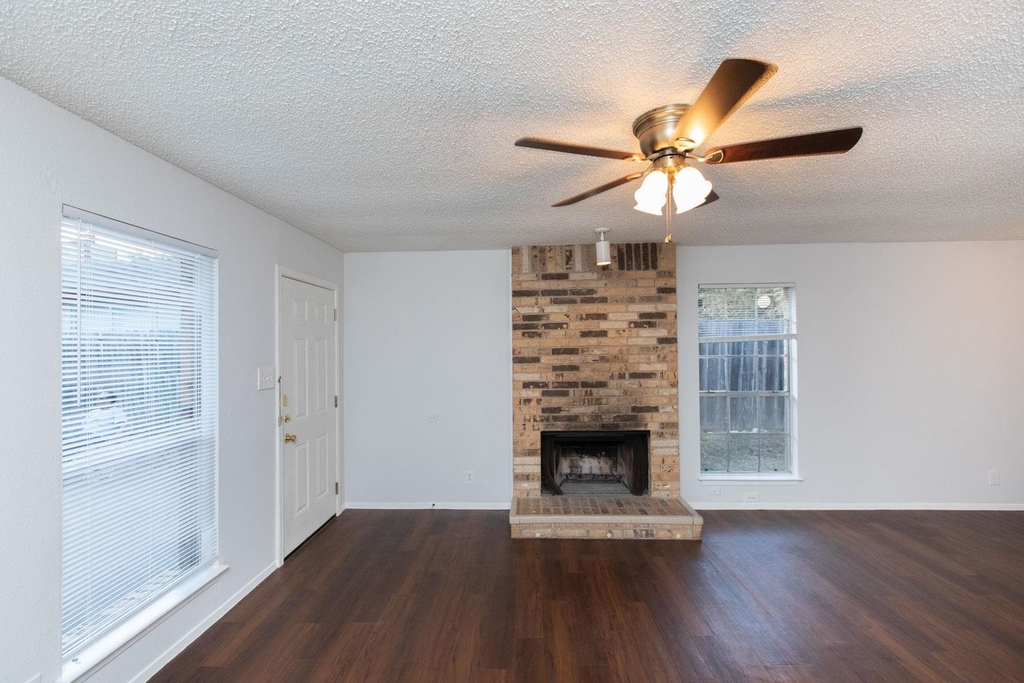 2102 Courtney St - Photo 2