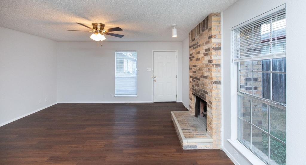2102 Courtney St - Photo 1