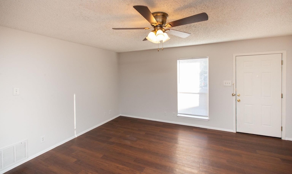 2102 Courtney St - Photo 15