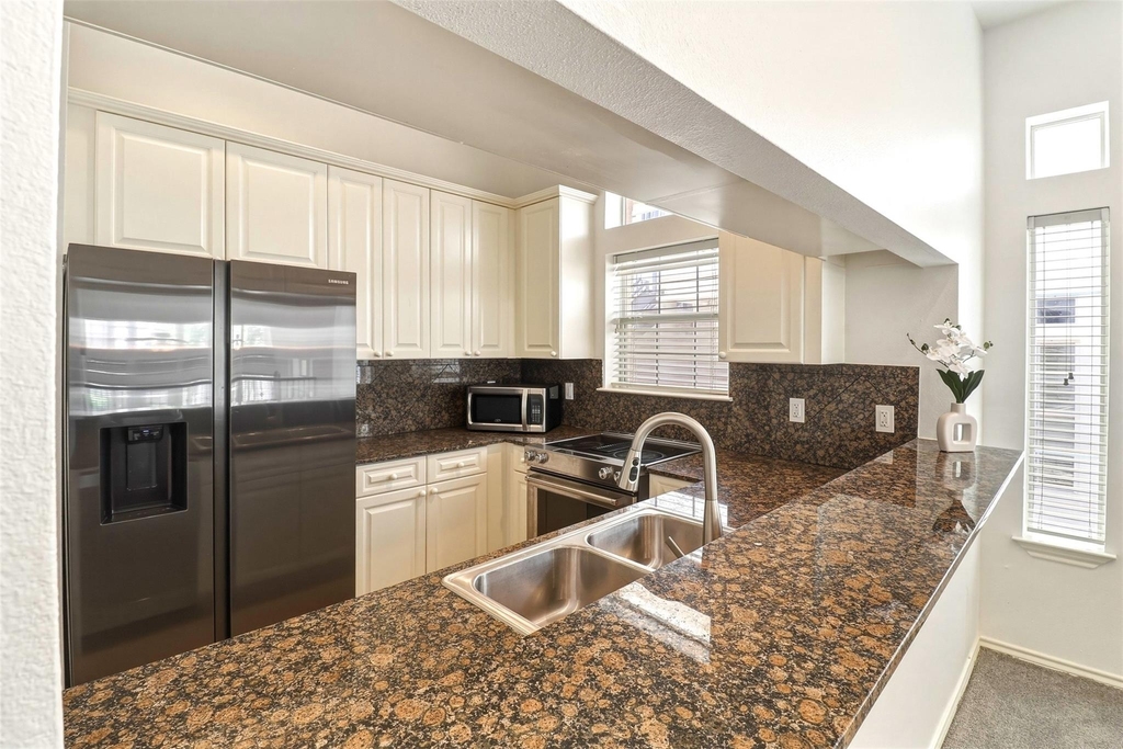 2918 Ranch Road 620 N - Photo 10