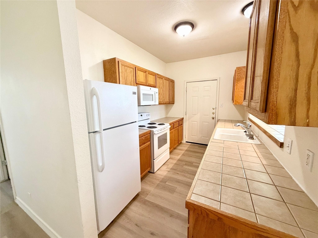 200 Sandstone Dr - Photo 2