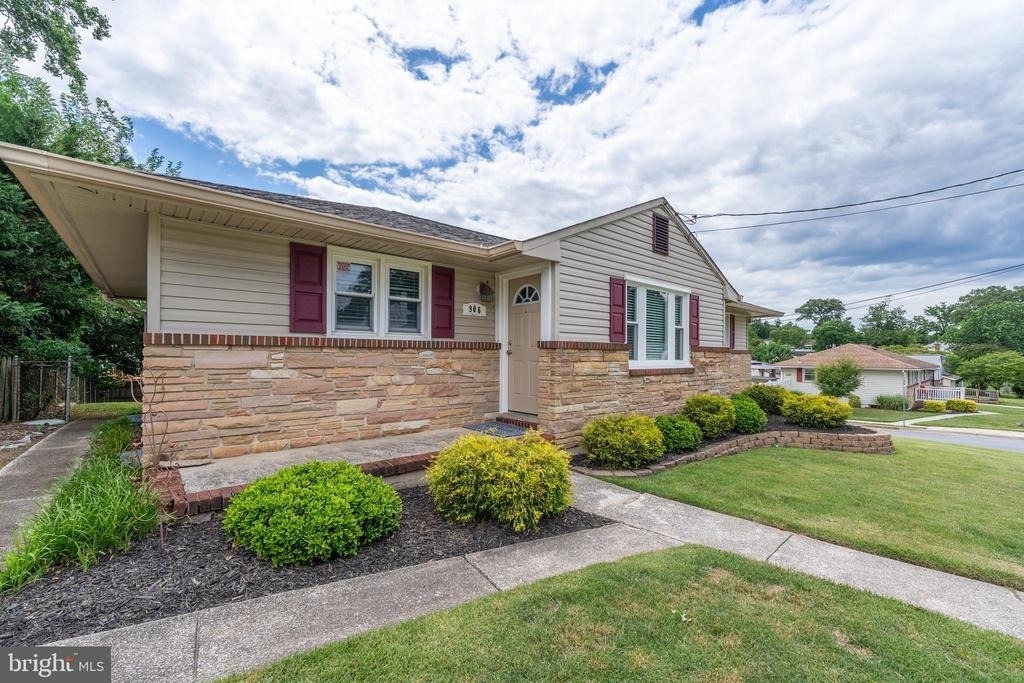 906 Rosedale Avenue - Photo 1