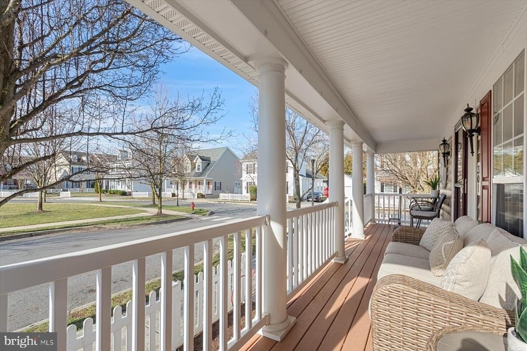 301 Adelaide Drive - Photo 2
