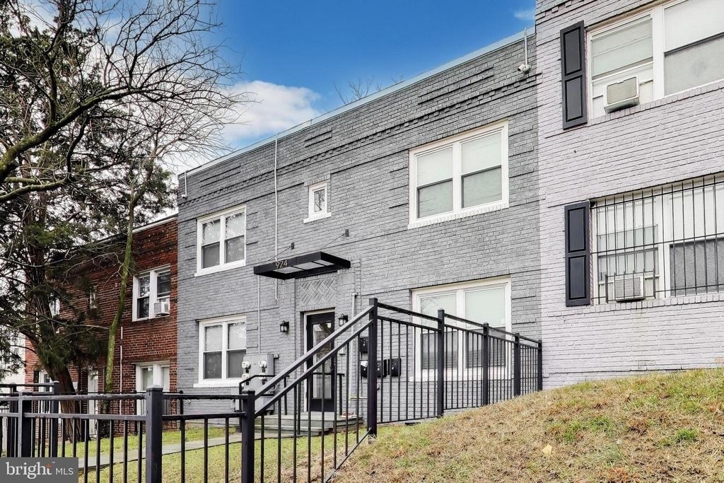 924 19th Street Ne - Photo 1