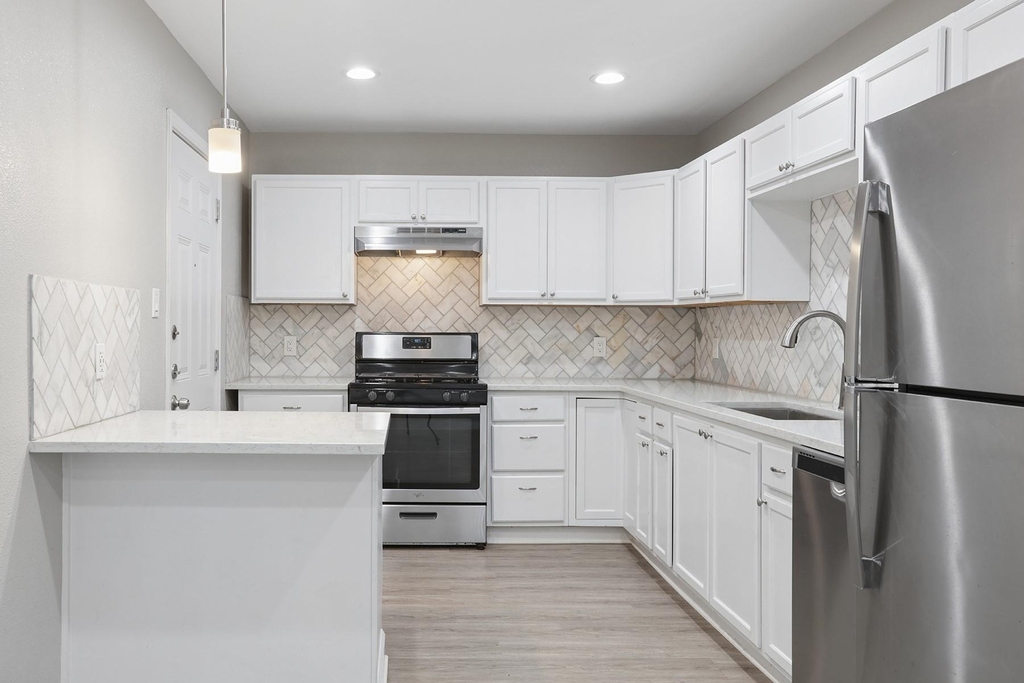 2308 Devonshire Dr - Photo 2