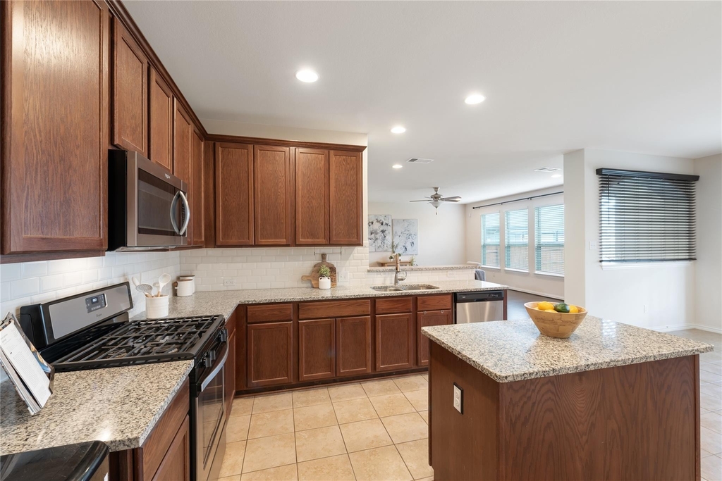 156 Banana St - Photo 14