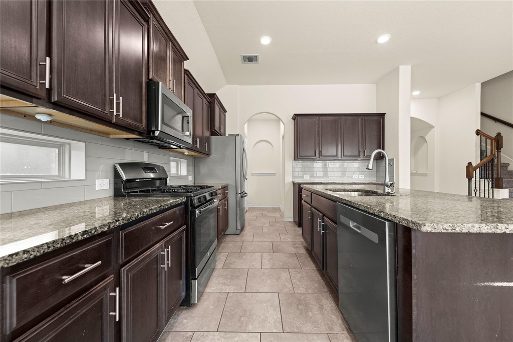3665 Bainbridge St - Photo 18