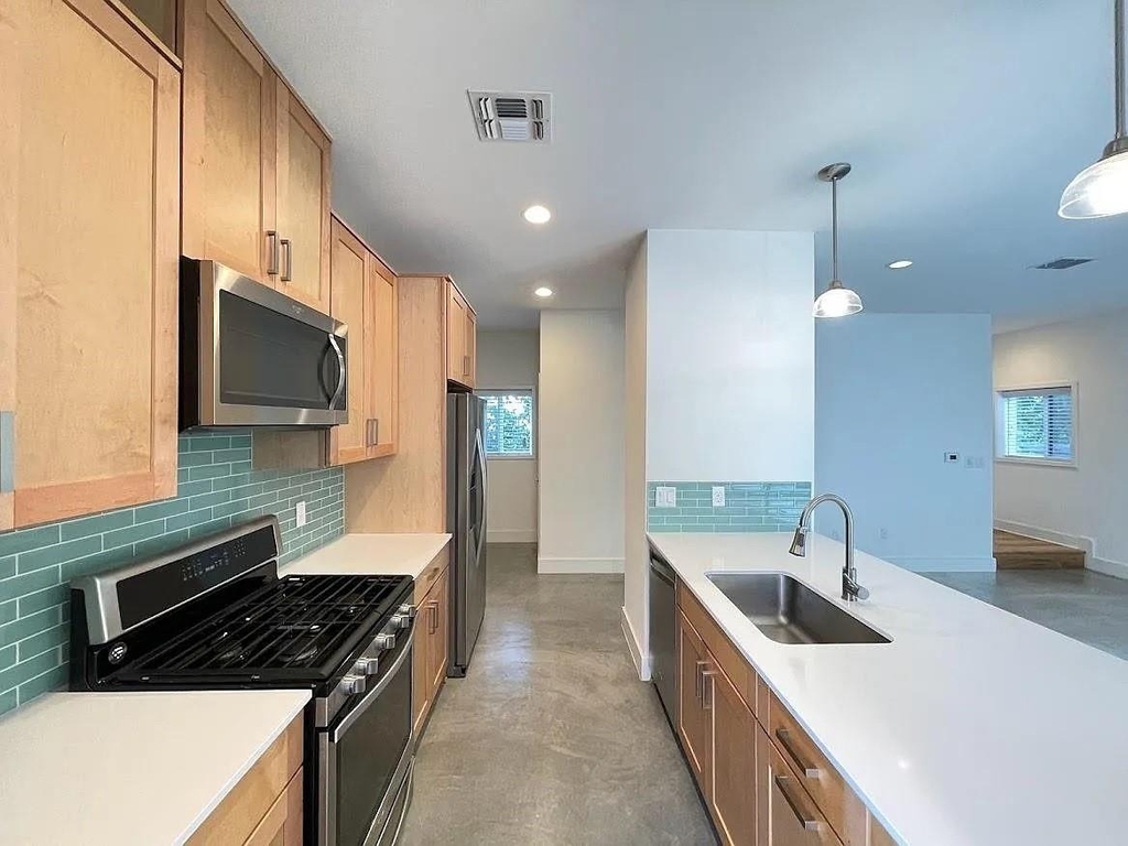 2101 Montopolis Dr - Photo 1