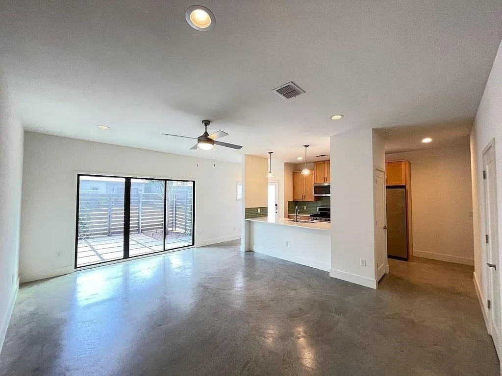 2101 Montopolis Dr - Photo 0