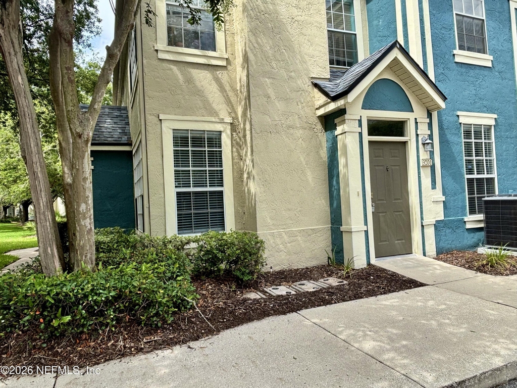 13703 Richmond Park Drive N - Photo 1