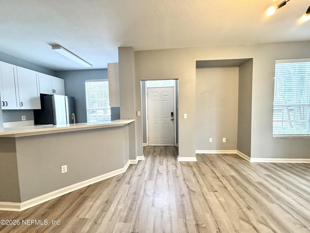13703 Richmond Park Drive N - Photo 2
