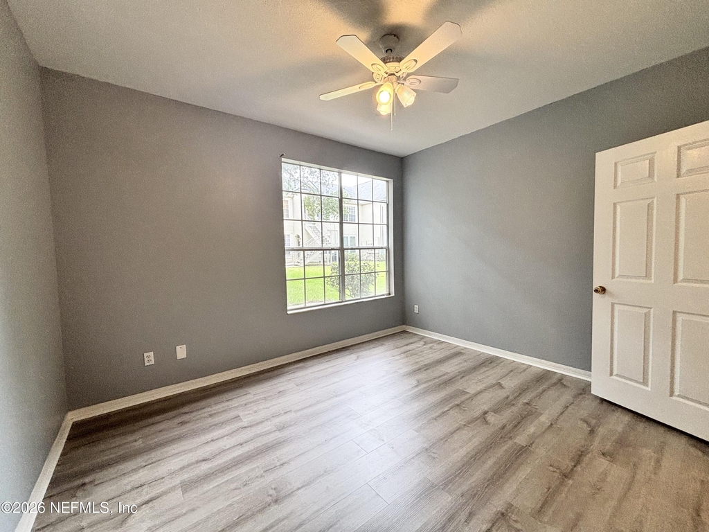13703 Richmond Park Drive N - Photo 11