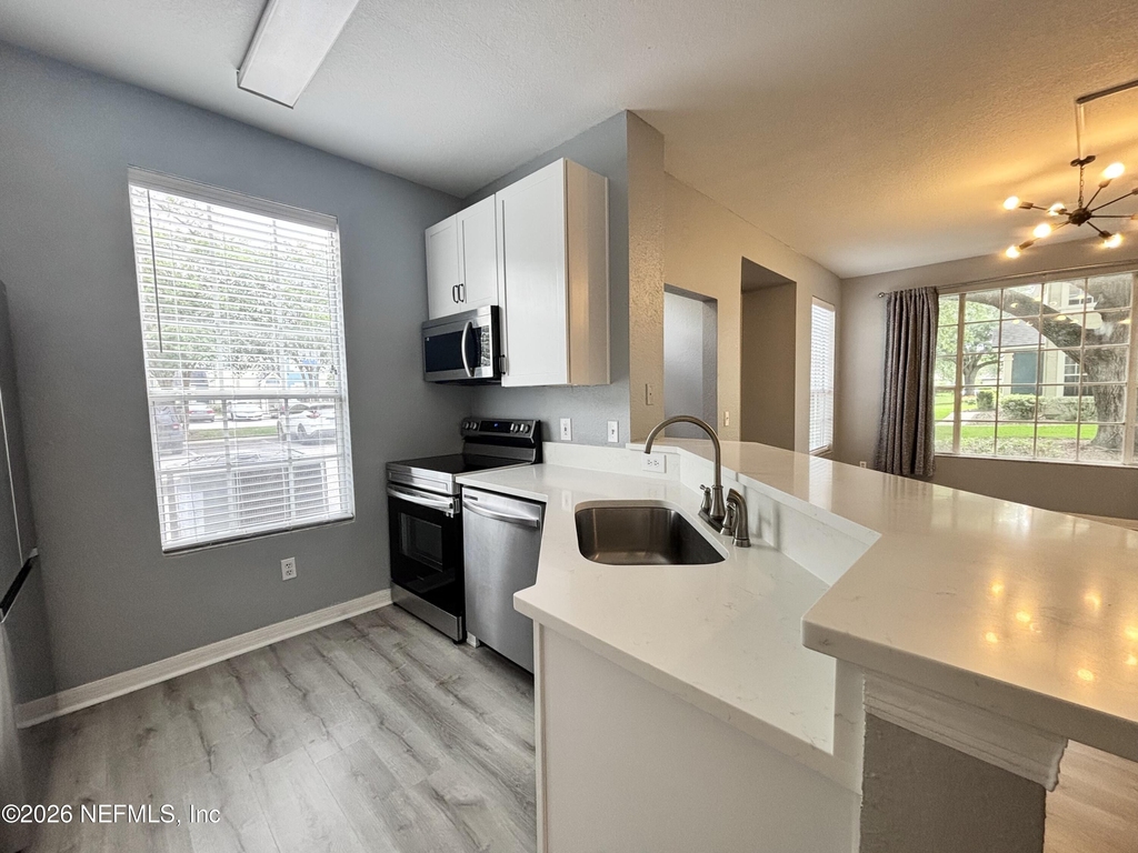 13703 Richmond Park Drive N - Photo 6