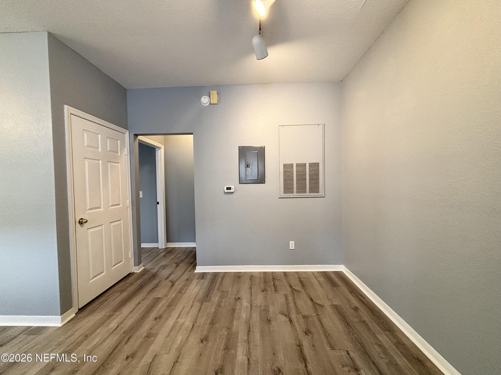 13703 Richmond Park Drive N - Photo 10