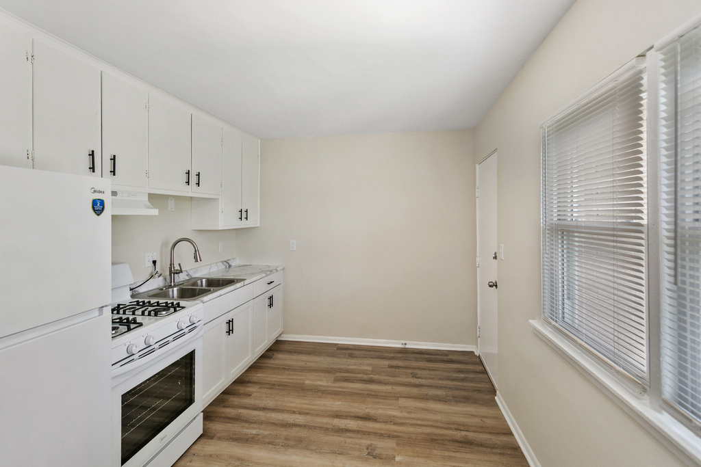 991 Tollview Avenue - Photo 3