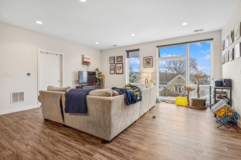 1045 W Cornelia Avenue - Photo 2
