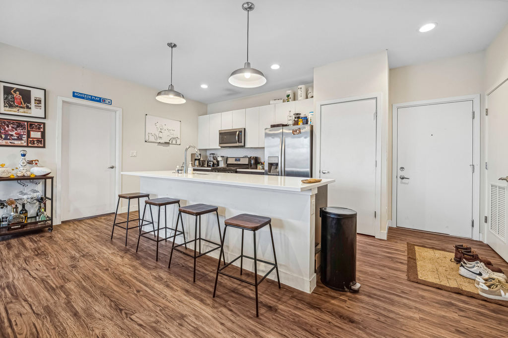 1045 W Cornelia Avenue - Photo 4