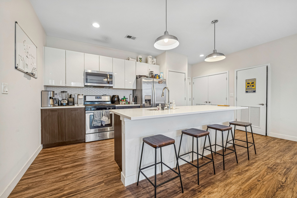 1045 W Cornelia Avenue - Photo 3