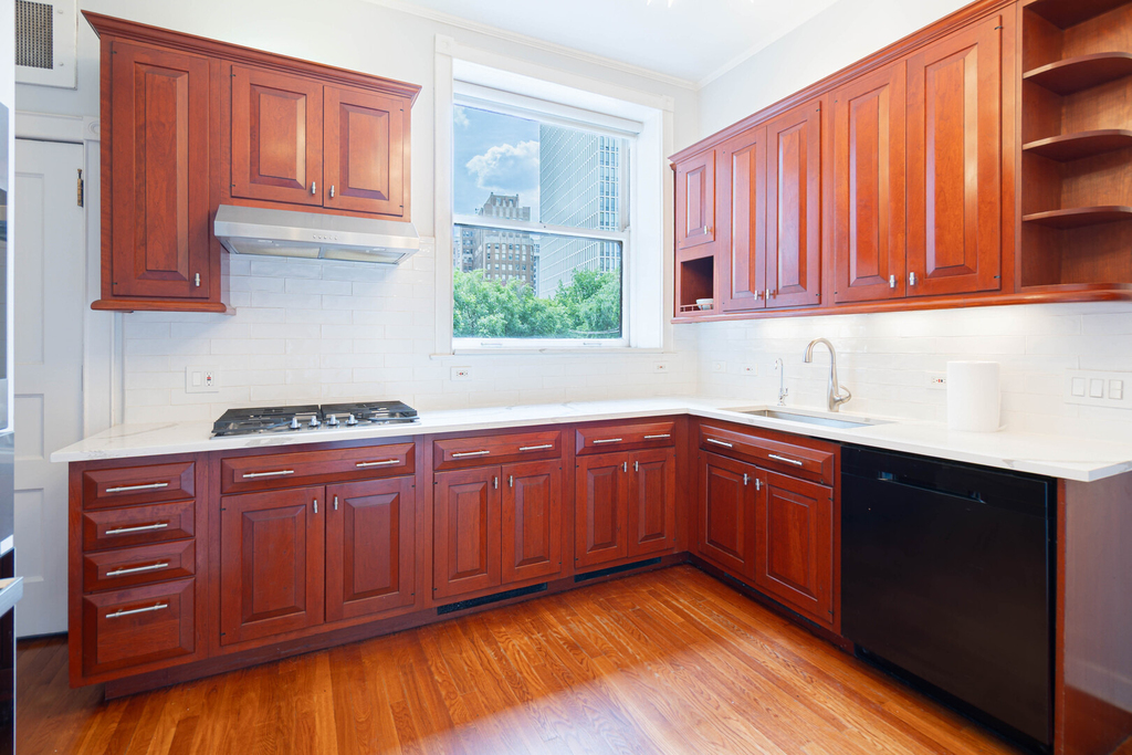 1210 N Astor Street - Photo 8