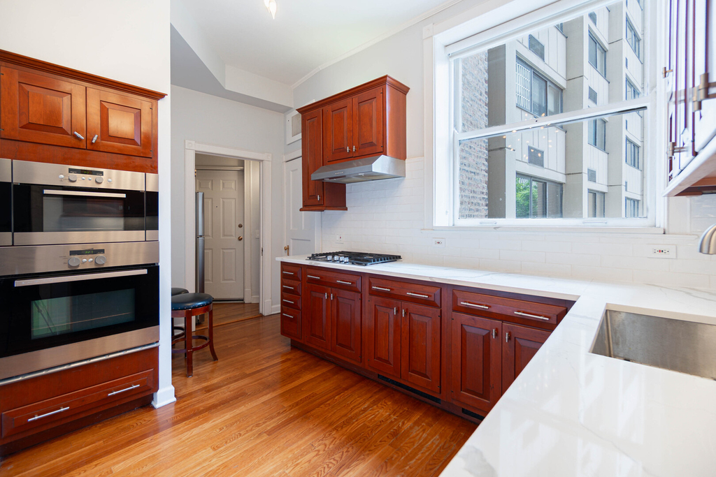 1210 N Astor Street - Photo 7