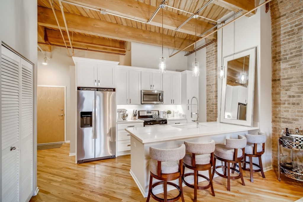 1040 W Adams Street - Photo 2