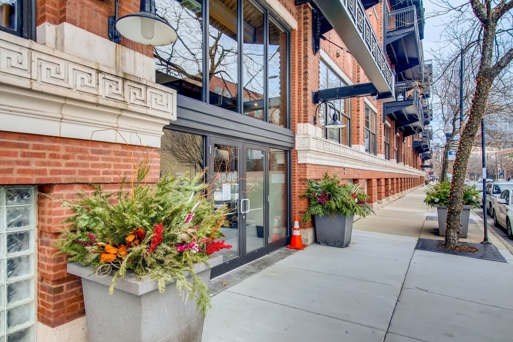 1040 W Adams Street - Photo 1