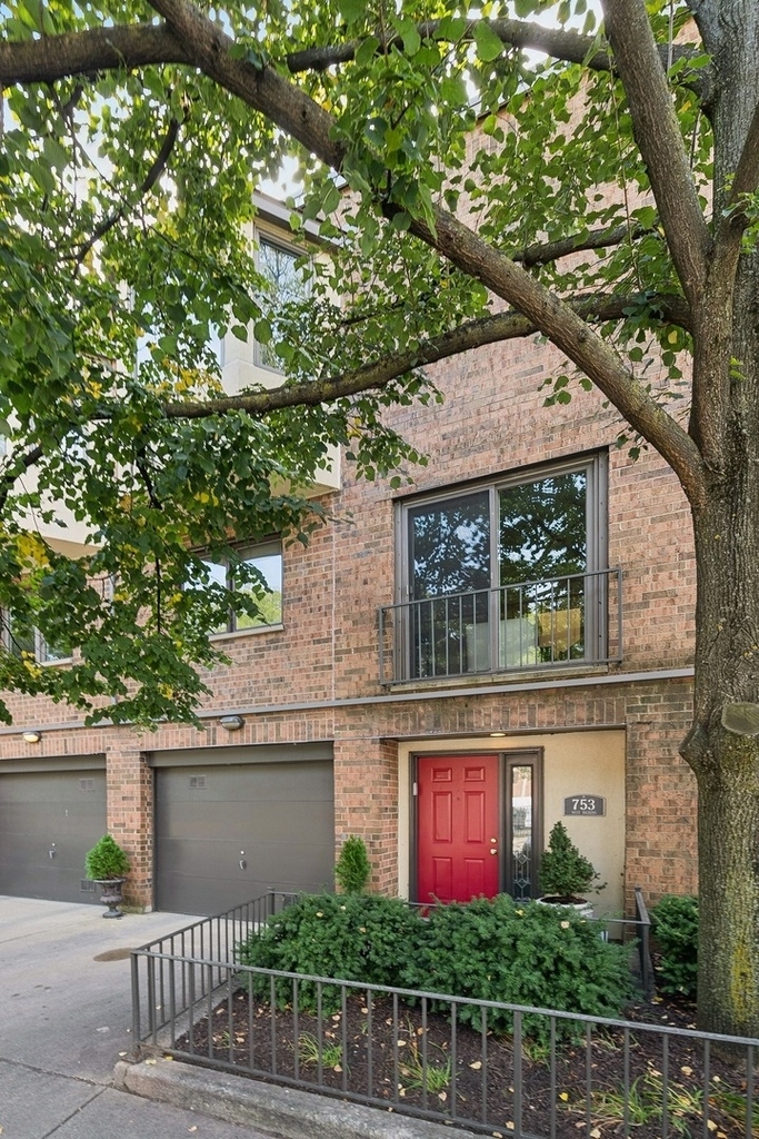 753 W Dickens Avenue - Photo 0
