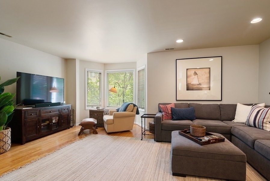 753 W Dickens Avenue - Photo 1