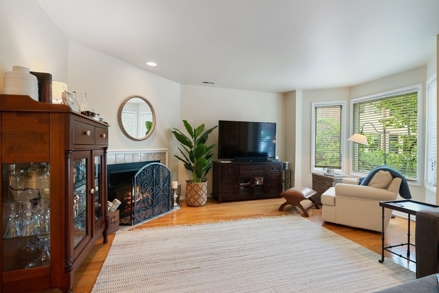 753 W Dickens Avenue - Photo 2