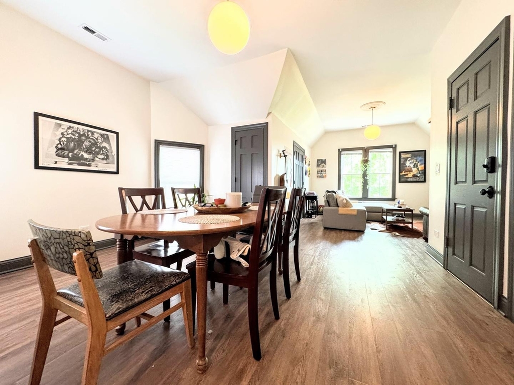 1040 W Roscoe Street - Photo 3