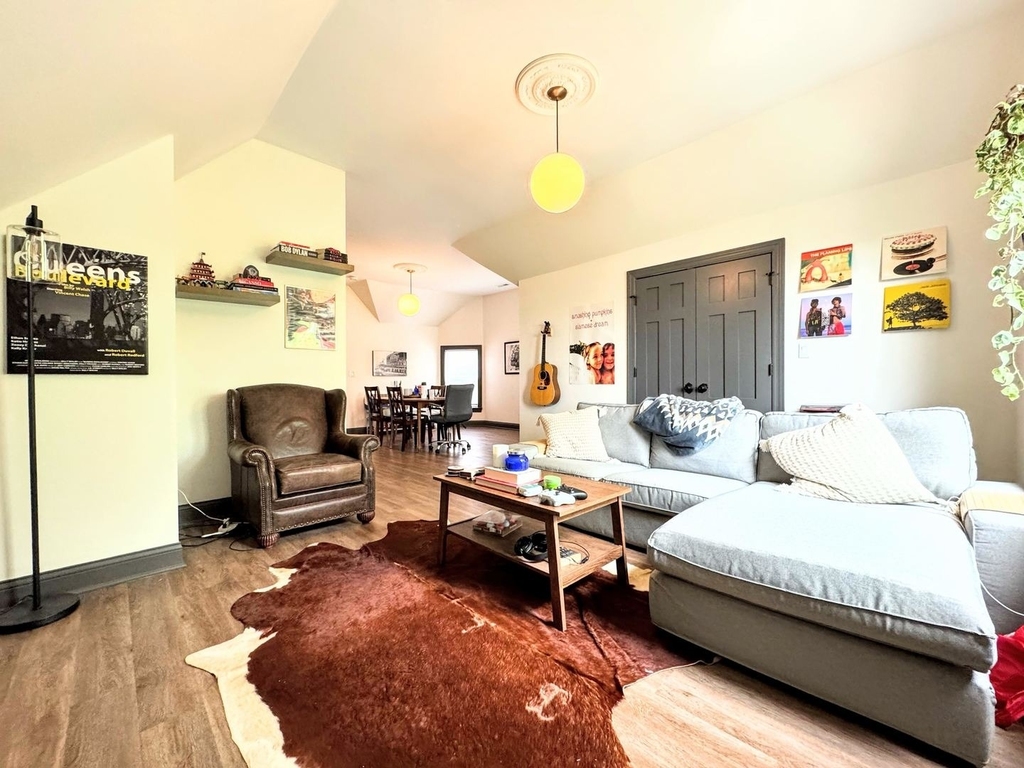 1040 W Roscoe Street - Photo 2