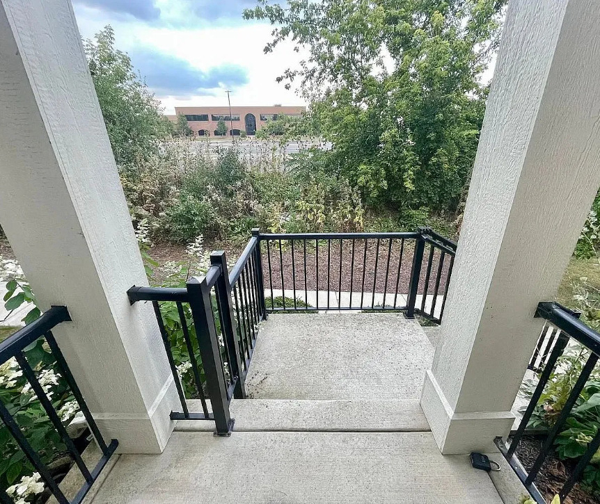 526 Grosvenor Lane - Photo 2