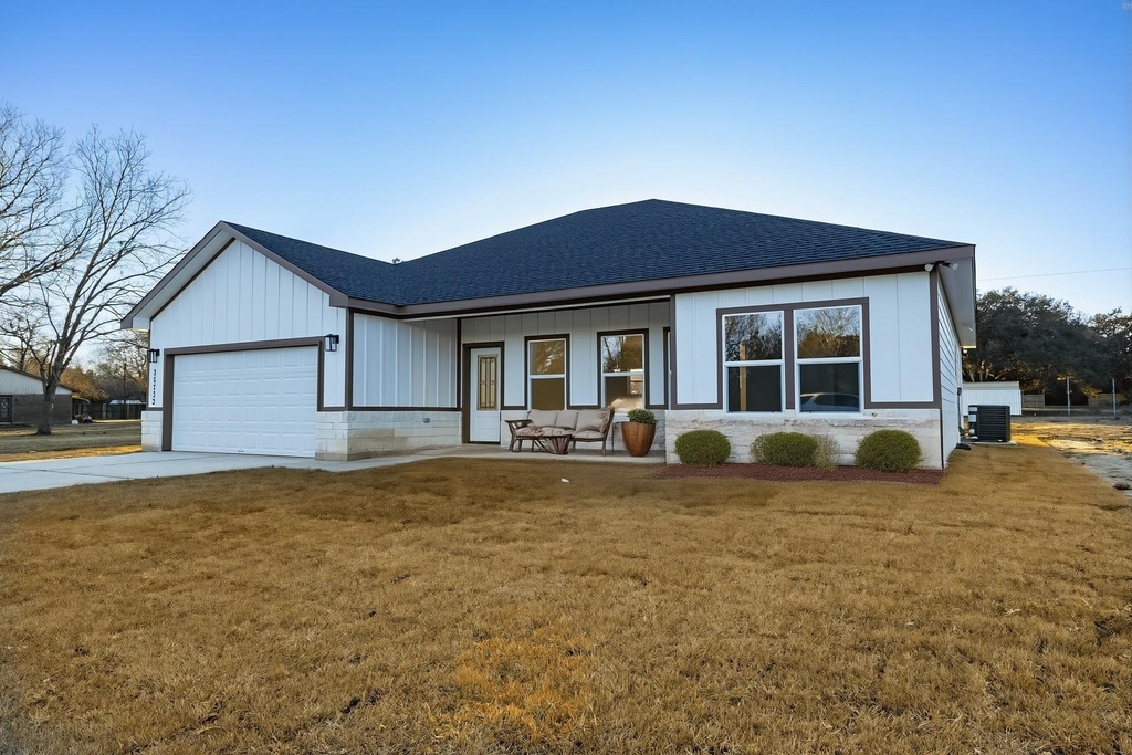 20733 Emerald Street - Photo 0
