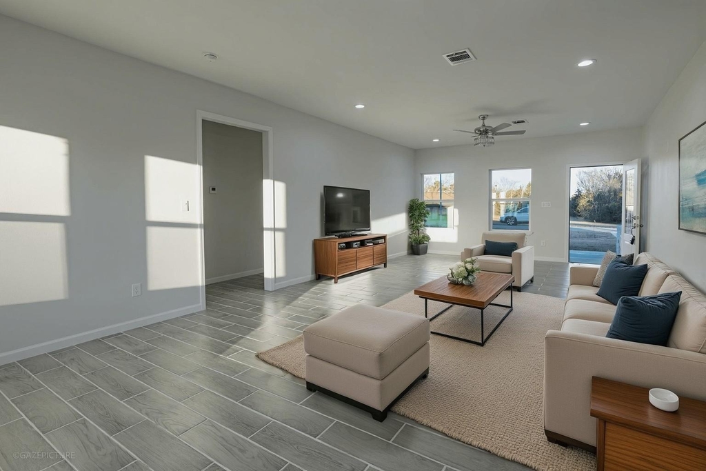 20733 Emerald Street - Photo 3