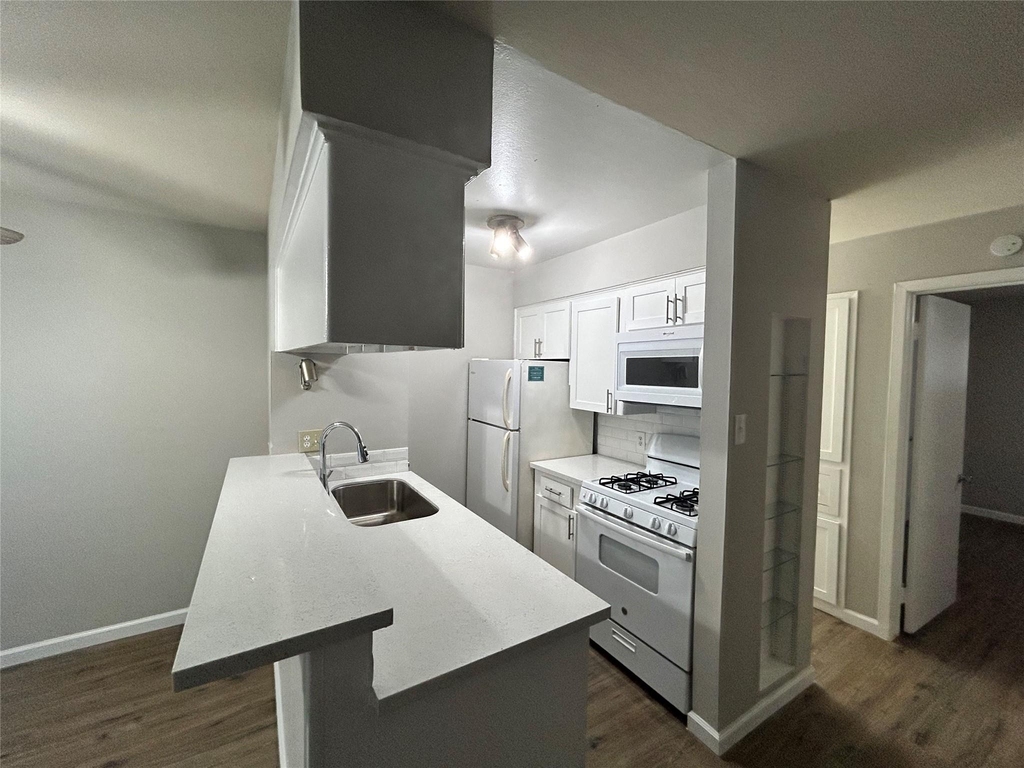 1401 Kipling - Photo 3