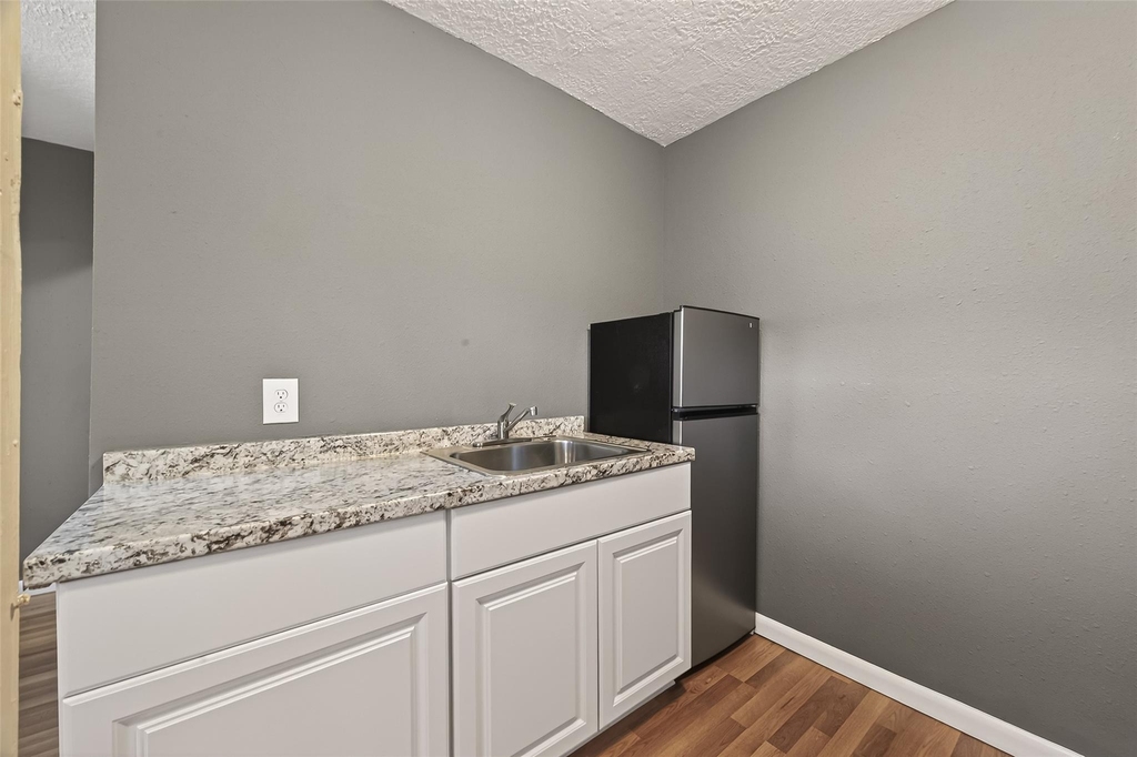 216 Burr Street - Photo 4