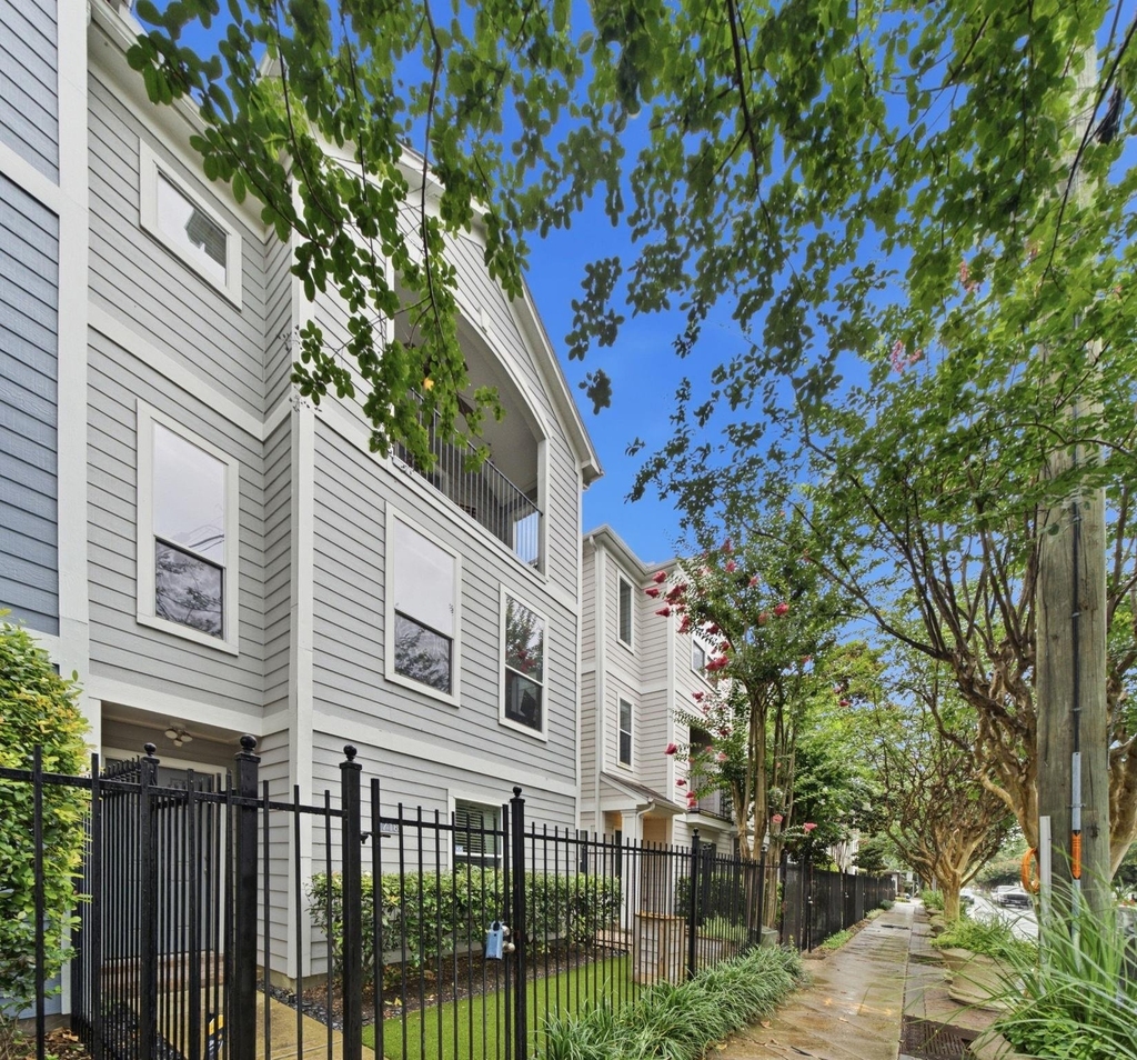 1716 Elgin Street - Photo 2