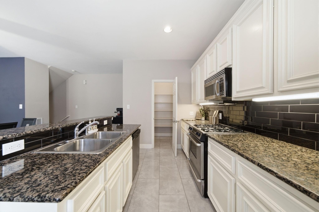 1716 Elgin Street - Photo 13