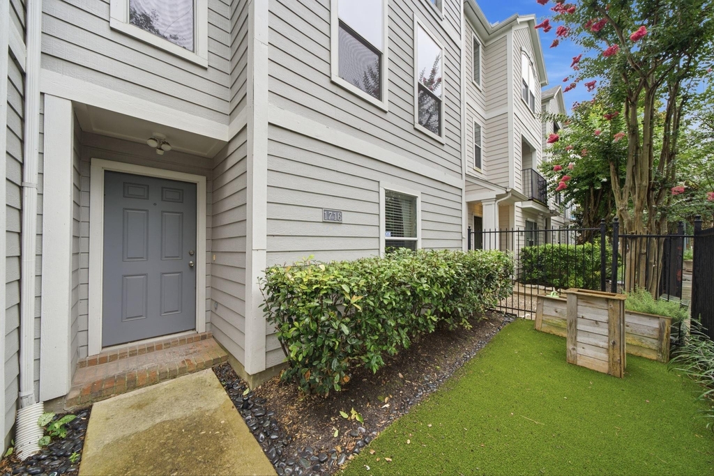 1716 Elgin Street - Photo 3